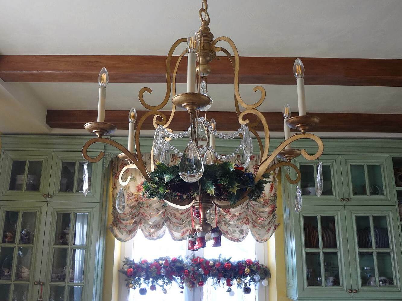 дизайн интерьера кухни в загородном доме